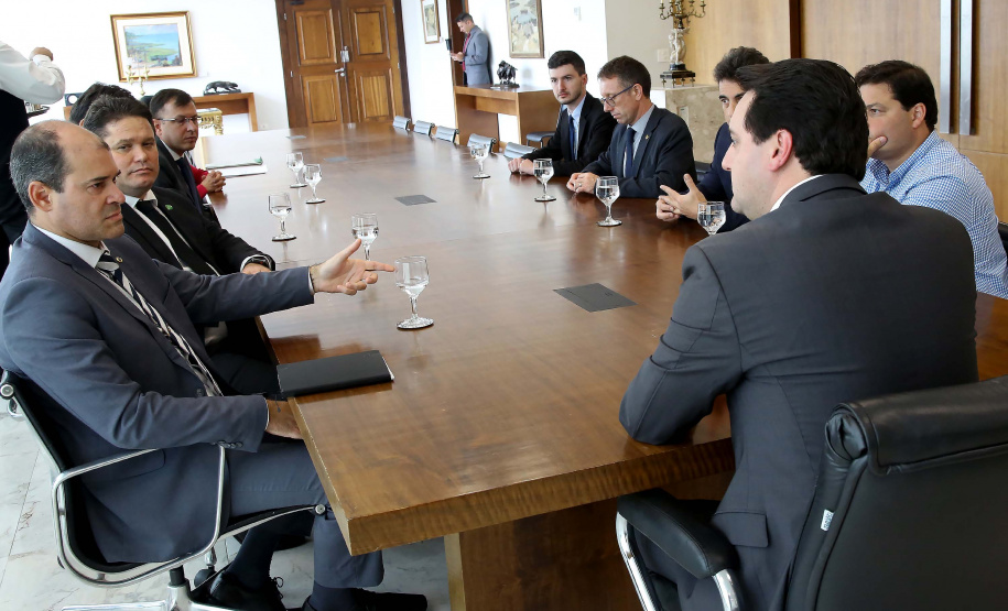 O Governo do Paraná deu mais um importante passo do processo de concessão de rodovias em todo o estado. O governador Carlo Massa Ratinho Junior assinou nesta (sexta-feira 26), no Palácio Iguaçu o decreto que cria o Grupo Técnico de Acompanhamento e Apoio Conjunto "GTAAC-Paraná". Curitiba,26/11/2019 Foto:Jaelson Lucas / AEN