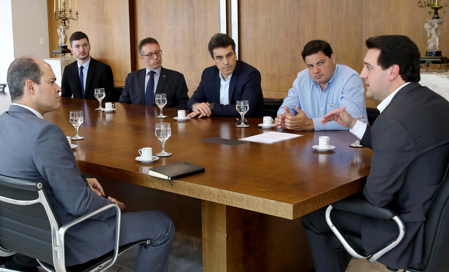 O Governo do Paraná deu mais um importante passo do processo de concessão de rodovias em todo o estado. O governador Carlo Massa Ratinho Junior assinou nesta (sexta-feira 26), no Palácio Iguaçu o decreto que cria o Grupo Técnico de Acompanhamento e Apoio Conjunto "GTAAC-Paraná". Curitiba,26/11/2019 Foto:Jaelson Lucas / AEN