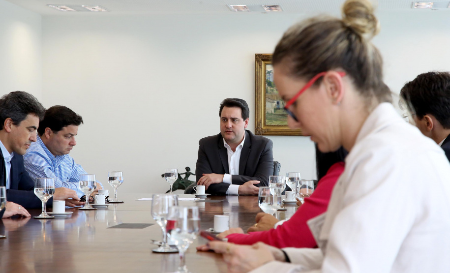 O Governo do Paraná deu mais um importante passo do processo de concessão de rodovias em todo o estado. O governador Carlo Massa Ratinho Junior assinou nesta (sexta-feira 26), no Palácio Iguaçu o decreto que cria o Grupo Técnico de Acompanhamento e Apoio Conjunto "GTAAC-Paraná". Curitiba,26/11/2019 Foto:Jaelson Lucas / AEN