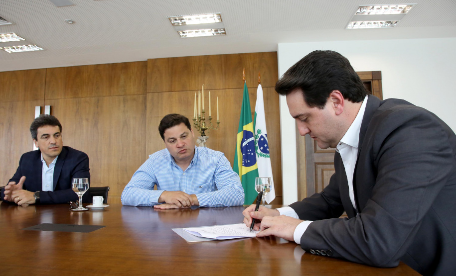 O Governo do Paraná deu mais um importante passo do processo de concessão de rodovias em todo o estado. O governador Carlo Massa Ratinho Junior assinou nesta (sexta-feira 26), no Palácio Iguaçu o decreto que cria o Grupo Técnico de Acompanhamento e Apoio Conjunto "GTAAC-Paraná". Curitiba,26/11/2019 Foto:Jaelson Lucas / AEN