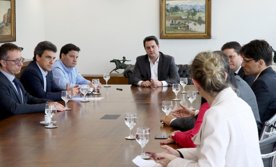 O Governo do Paraná deu mais um importante passo do processo de concessão de rodovias em todo o estado. O governador Carlo Massa Ratinho Junior assinou nesta (sexta-feira 26), no Palácio Iguaçu o decreto que cria o Grupo Técnico de Acompanhamento e Apoio Conjunto "GTAAC-Paraná". Curitiba,26/11/2019 Foto:Jaelson Lucas / AEN