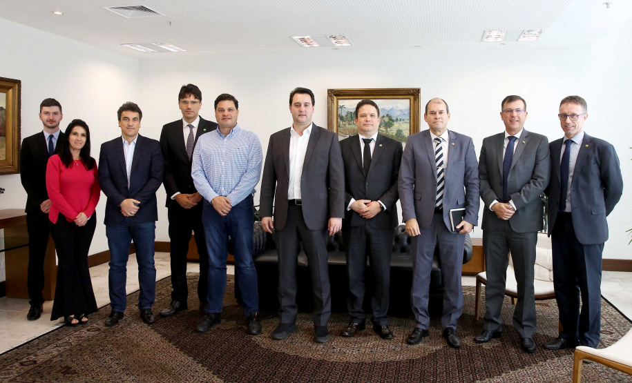 O Governo do Paraná deu mais um importante passo do processo de concessão de rodovias em todo o estado. O governador Carlo Massa Ratinho Junior assinou nesta (sexta-feira 26), no Palácio Iguaçu o decreto que cria o Grupo Técnico de Acompanhamento e Apoio Conjunto "GTAAC-Paraná". Curitiba,26/11/2019 Foto:Jaelson Lucas / AEN