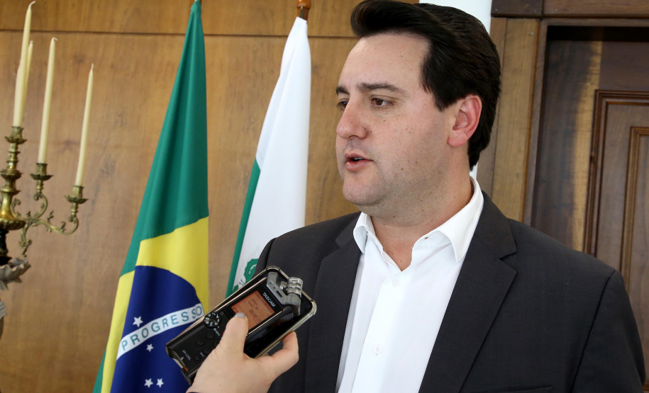 O Governo do Paraná deu mais um importante passo do processo de concessão de rodovias em todo o estado. O governador Carlo Massa Ratinho Junior assinou nesta (sexta-feira 26), no Palácio Iguaçu o decreto que cria o Grupo Técnico de Acompanhamento e Apoio Conjunto "GTAAC-Paraná". Curitiba,26/11/2019 Foto:Jaelson Lucas / AEN