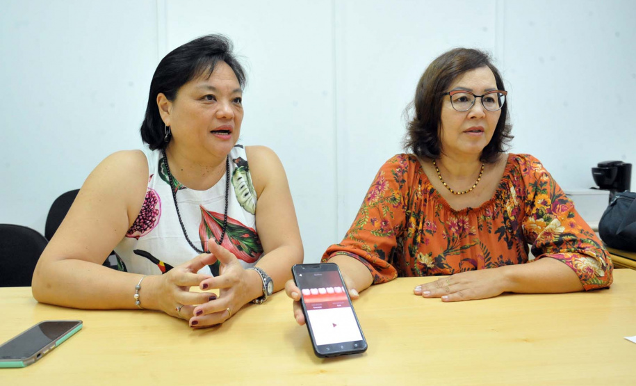 A Universidade Estadual de Londrina (UEL) desenvolveu um aplicativo (APP) para smartphones que oferece possibilidade de comunicação e informação odontológica para pessoas surdas em atendimento emergencial ou consulta de rotina. O projeto de pesquisa é liderado pelas professoras Elisa Tanaka Carloto e Maria Celeste Morita, do Departamento de Medicina Oral e Odontologia Infantil, do Centro de Ciências da Saúde (CCS). Foto: Divulgação/UEL