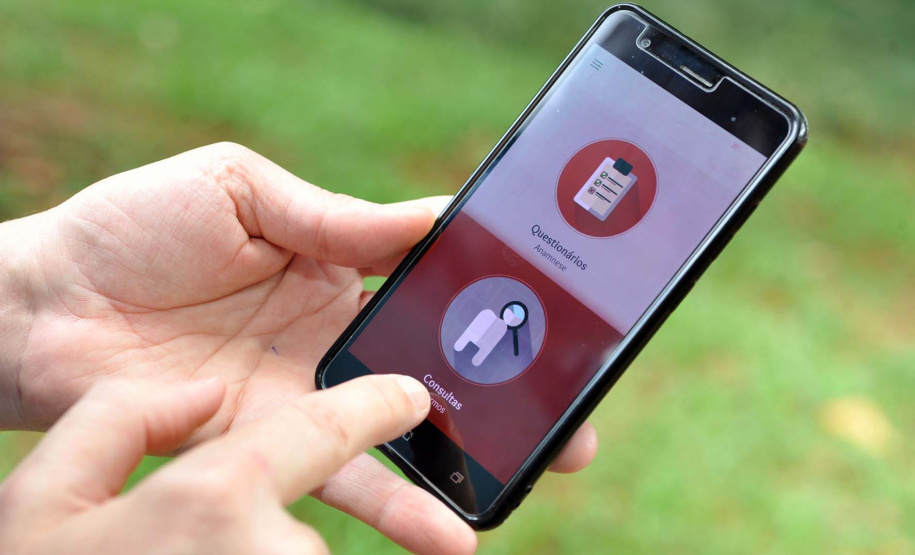 A Universidade Estadual de Londrina (UEL) desenvolveu um aplicativo (APP) para smartphones que oferece possibilidade de comunicação e informação odontológica para pessoas surdas em atendimento emergencial ou consulta de rotina. O projeto de pesquisa é liderado pelas professoras Elisa Tanaka Carloto e Maria Celeste Morita, do Departamento de Medicina Oral e Odontologia Infantil, do Centro de Ciências da Saúde (CCS). Foto: Divulgação/UEL