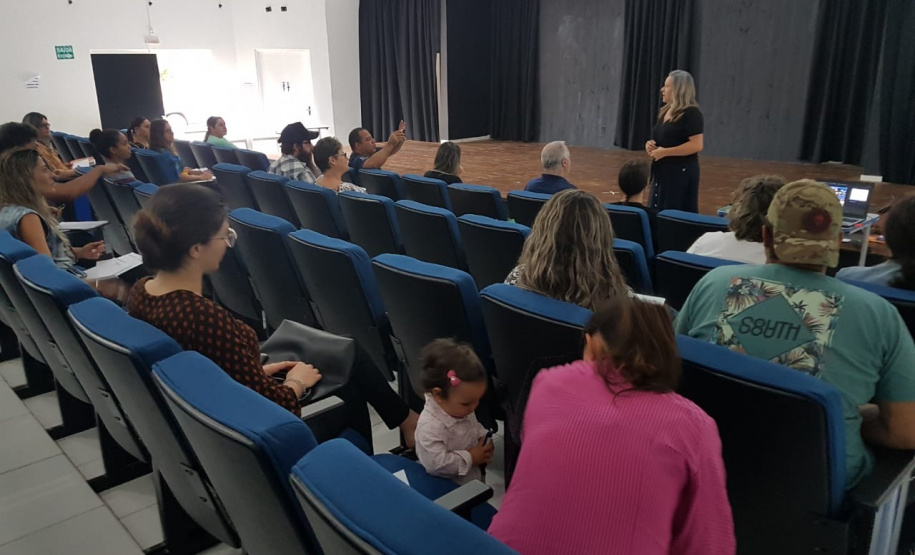 O Governo do Estado capacita os comerciantes, ambulantes e empresários do Litoral para o período de intenso movimento e fluxo de turistas na temporada, a partir dos próximos dias. A ação é realizada pela Paraná Turismo. Foto: Edson Thomaz