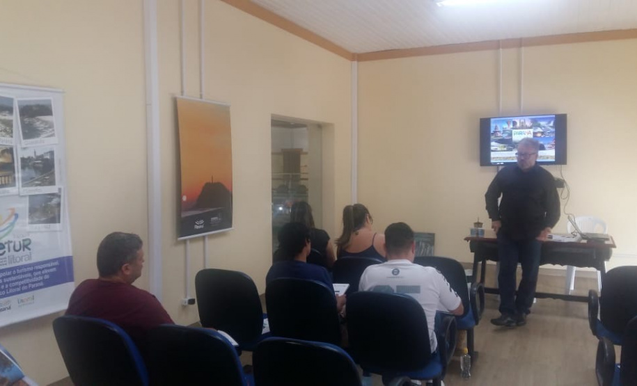 O Governo do Estado capacita os comerciantes, ambulantes e empresários do Litoral para o período de intenso movimento e fluxo de turistas na temporada, a partir dos próximos dias. A ação é realizada pela Paraná Turismo. Foto: Edson Thomaz