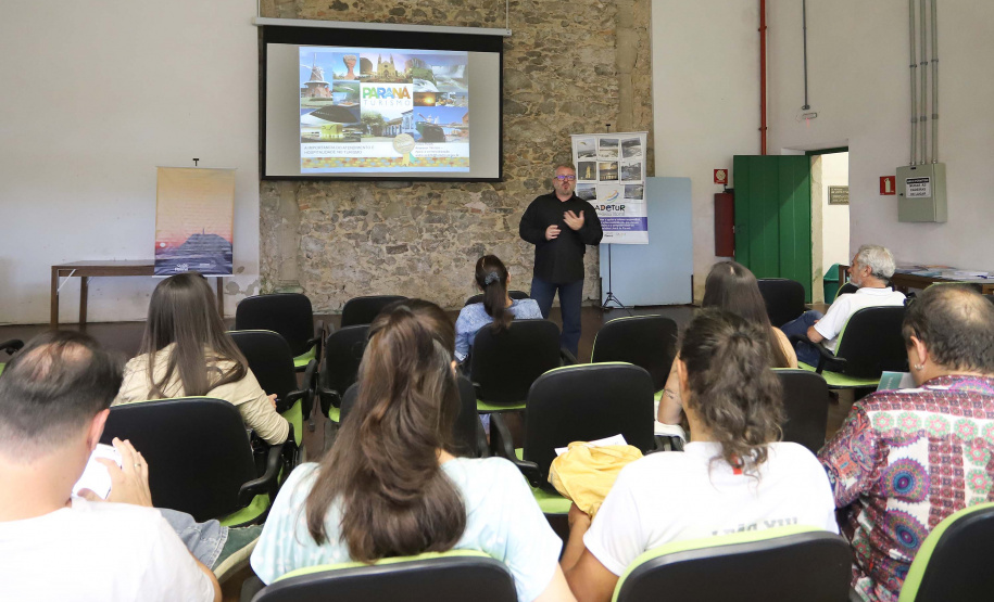 TURISMO E EDUCAÇÃO AMBIENTAL - André Poletti, assistente técnico da Paraná Turismo, faz palestra em Paranaguá,  sobre Hospitalidade e Operação Verão, para vendedores, alunos de Turismo da UFPR, proprietários de hotéis e pousadas, etc.Paranaguá, 26-11-!9.Foto: Arnaldo Alves / AEN.