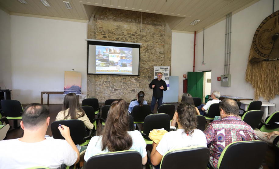 TURISMO E EDUCAÇÃO AMBIENTAL - André Poletti, assistente técnico da Paraná Turismo, faz palestra em Paranaguá,  sobre Hospitalidade e Operação Verão, para vendedores, alunos de Turismo da UFPR, proprietários de hotéis e pousadas, etc.Paranaguá, 26-11-!9.Foto: Arnaldo Alves / AEN.