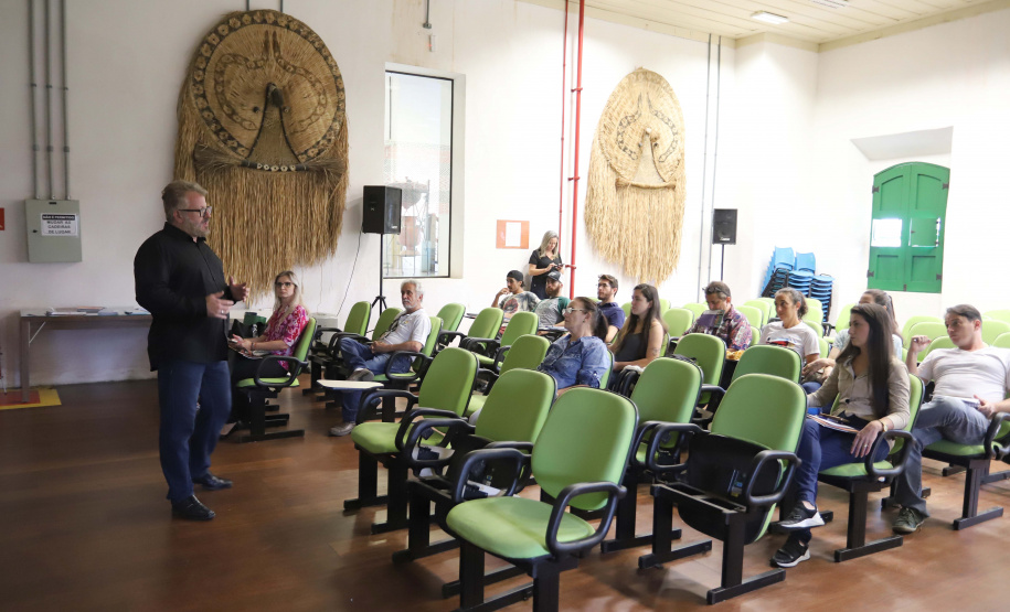 TURISMO E EDUCAÇÃO AMBIENTAL - André Poletti, assistente técnico da Paraná Turismo, faz palestra em Paranaguá,  sobre Hospitalidade e Operação Verão, para vendedores, alunos de Turismo da UFPR, proprietários de hotéis e pousadas, etc.Paranaguá, 26-11-!9.Foto: Arnaldo Alves / AEN.
