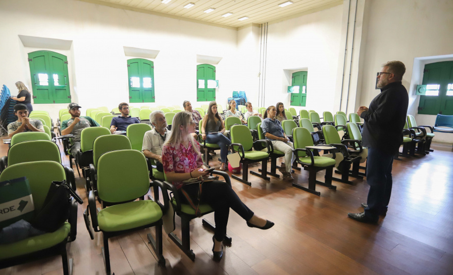 TURISMO E EDUCAÇÃO AMBIENTAL - André Poletti, assistente técnico da Paraná Turismo, faz palestra em Paranaguá,  sobre Hospitalidade e Operação Verão, para vendedores, alunos de Turismo da UFPR, proprietários de hotéis e pousadas, etc.Paranaguá, 26-11-!9.Foto: Arnaldo Alves / AEN.
