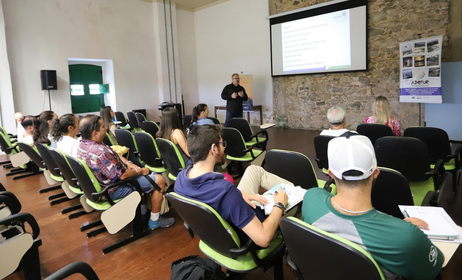 TURISMO E EDUCAÇÃO AMBIENTAL - André Poletti, assistente técnico da Paraná Turismo, faz palestra em Paranaguá,  sobre Hospitalidade e Operação Verão, para vendedores, alunos de Turismo da UFPR, proprietários de hotéis e pousadas, etc.Paranaguá, 26-11-!9.Foto: Arnaldo Alves / AEN.