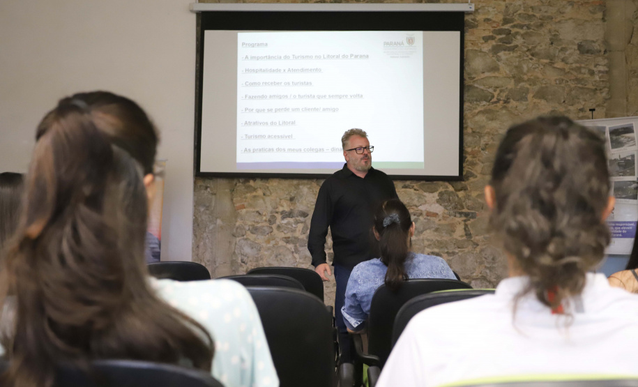 TURISMO E EDUCAÇÃO AMBIENTAL - André Poletti, assistente técnico da Paraná Turismo, faz palestra em Paranaguá,  sobre Hospitalidade e Operação Verão, para vendedores, alunos de Turismo da UFPR, proprietários de hotéis e pousadas, etc.Paranaguá, 26-11-!9.Foto: Arnaldo Alves / AEN.