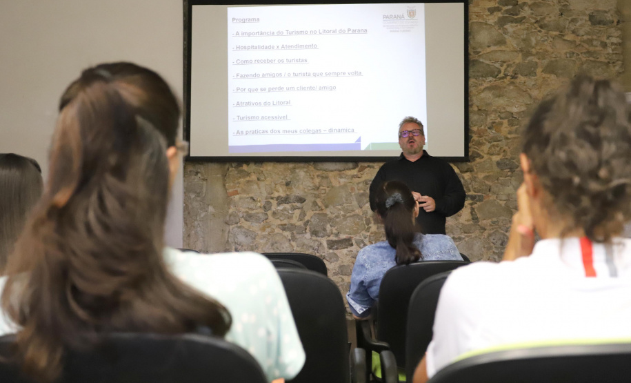 TURISMO E EDUCAÇÃO AMBIENTAL - André Poletti, assistente técnico da Paraná Turismo, faz palestra em Paranaguá,  sobre Hospitalidade e Operação Verão, para vendedores, alunos de Turismo da UFPR, proprietários de hotéis e pousadas, etc.Paranaguá, 26-11-!9.Foto: Arnaldo Alves / AEN.