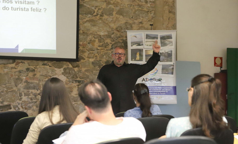 TURISMO E EDUCAÇÃO AMBIENTAL - André Poletti, assistente técnico da Paraná Turismo, faz palestra em Paranaguá,  sobre Hospitalidade e Operação Verão, para vendedores, alunos de Turismo da UFPR, proprietários de hotéis e pousadas, etc.Paranaguá, 26-11-!9.Foto: Arnaldo Alves / AEN.