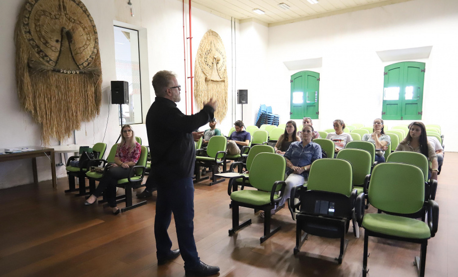 TURISMO E EDUCAÇÃO AMBIENTAL - André Poletti, assistente técnico da Paraná Turismo, faz palestra em Paranaguá,  sobre Hospitalidade e Operação Verão, para vendedores, alunos de Turismo da UFPR, proprietários de hotéis e pousadas, etc.Paranaguá, 26-11-!9.Foto: Arnaldo Alves / AEN.