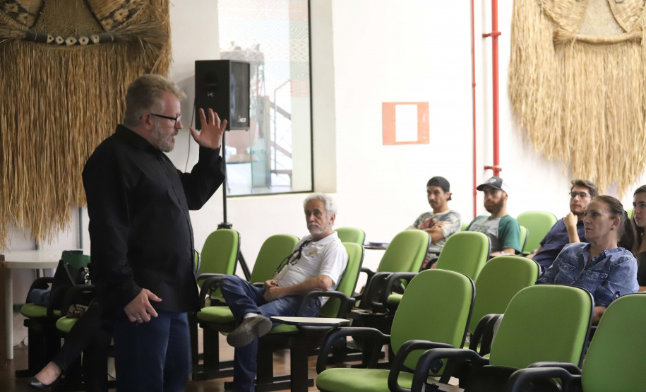 TURISMO E EDUCAÇÃO AMBIENTAL - André Poletti, assistente técnico da Paraná Turismo, faz palestra em Paranaguá,  sobre Hospitalidade e Operação Verão, para vendedores, alunos de Turismo da UFPR, proprietários de hotéis e pousadas, etc.Paranaguá, 26-11-!9.Foto: Arnaldo Alves / AEN.