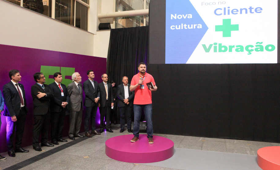 A Celepar comemorou nesta quarta-feira, 27 de novembro, 55 anos de história dedicada a facilitar a vida do cidadão paranaense. No evento de comemoração, com a presença do vice-governador Darci Piana, foi anunciado mais um projeto inovador, o CeleparLand, e também apresentada a nova identidade visual da empresa. Curitiba, 27/11/2019- Foto: Ari Dias/AEN