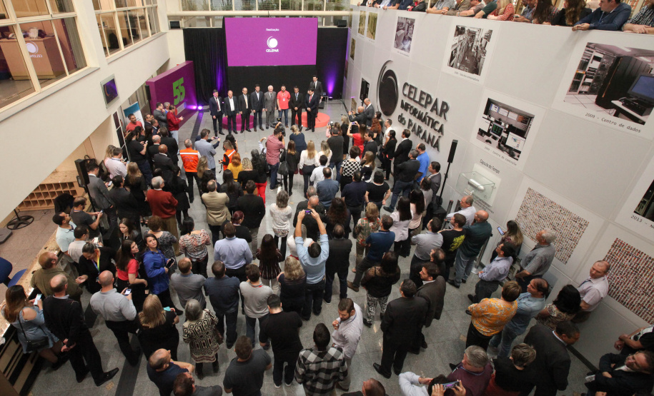 A Celepar comemorou nesta quarta-feira, 27 de novembro, 55 anos de história dedicada a facilitar a vida do cidadão paranaense. No evento de comemoração, com a presença do vice-governador Darci Piana, foi anunciado mais um projeto inovador, o CeleparLand, e também apresentada a nova identidade visual da empresa. Curitiba, 27/11/2019- Foto: Ari Dias/AEN