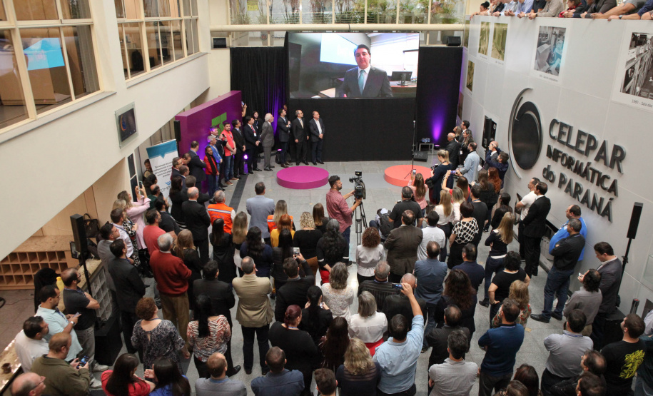 A Celepar comemorou nesta quarta-feira, 27 de novembro, 55 anos de história dedicada a facilitar a vida do cidadão paranaense. No evento de comemoração, com a presença do vice-governador Darci Piana, foi anunciado mais um projeto inovador, o CeleparLand, e também apresentada a nova identidade visual da empresa. Curitiba, 27/11/2019- Foto: Ari Dias/AEN