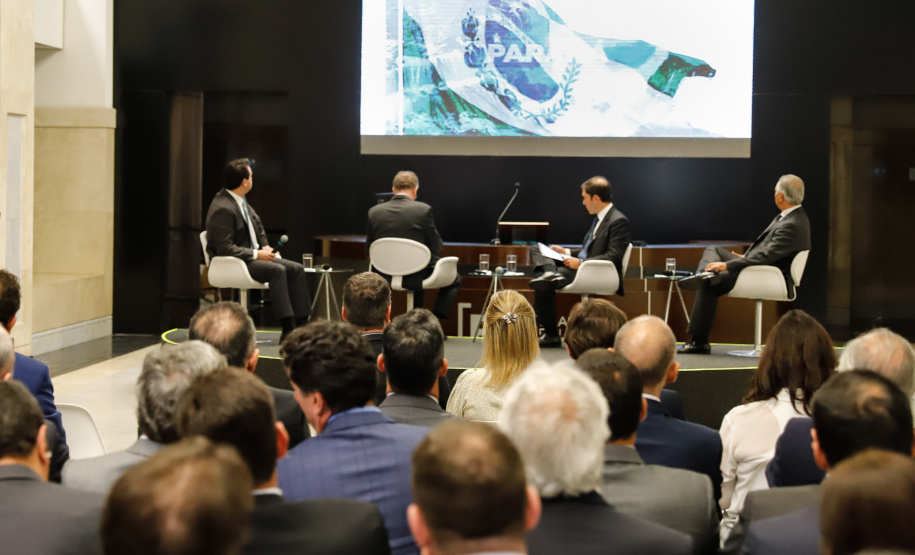 O governador Carlos Massa Ratinho Junior apresentou nesta quarta-feira (27), na Bolsa de Valores de São Paulo, as oportunidades de investimentos no Paraná. Ele destacou os potenciais do Estado, a moderna legislação sobre Parcerias Público-Privadas (PPPs) e o novo programa de concessão de rodovias, que vai abranger 4,1 quilômetros de estradas.