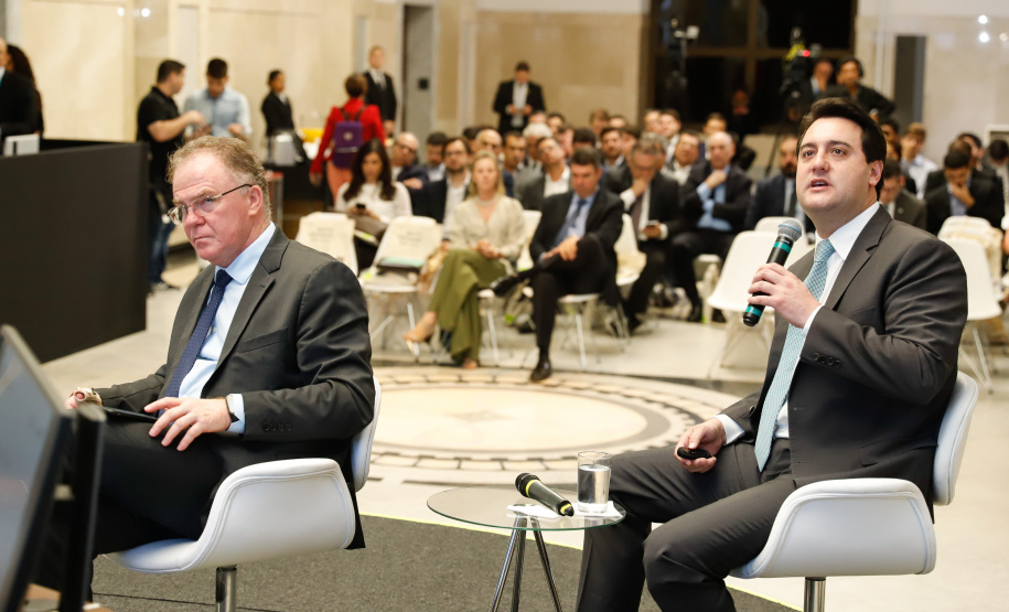 O governador Carlos Massa Ratinho Junior apresentou nesta quarta-feira (27), na Bolsa de Valores de São Paulo, as oportunidades de investimentos no Paraná. Ele destacou os potenciais do Estado, a moderna legislação sobre Parcerias Público-Privadas (PPPs) e o novo programa de concessão de rodovias, que vai abranger 4,1 quilômetros de estradas.