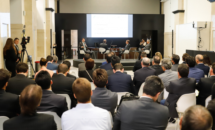 O governador Carlos Massa Ratinho Junior apresentou nesta quarta-feira (27), na Bolsa de Valores de São Paulo, as oportunidades de investimentos no Paraná. Ele destacou os potenciais do Estado, a moderna legislação sobre Parcerias Público-Privadas (PPPs) e o novo programa de concessão de rodovias, que vai abranger 4,1 quilômetros de estradas.