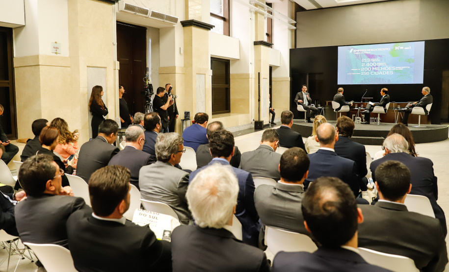 O governador Carlos Massa Ratinho Junior apresentou nesta quarta-feira (27), na Bolsa de Valores de São Paulo, as oportunidades de investimentos no Paraná. Ele destacou os potenciais do Estado, a moderna legislação sobre Parcerias Público-Privadas (PPPs) e o novo programa de concessão de rodovias, que vai abranger 4,1 quilômetros de estradas.