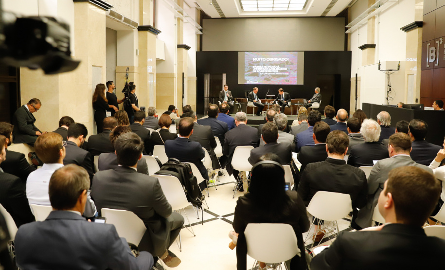 O governador Carlos Massa Ratinho Junior apresentou nesta quarta-feira (27), na Bolsa de Valores de São Paulo, as oportunidades de investimentos no Paraná. Ele destacou os potenciais do Estado, a moderna legislação sobre Parcerias Público-Privadas (PPPs) e o novo programa de concessão de rodovias, que vai abranger 4,1 quilômetros de estradas.