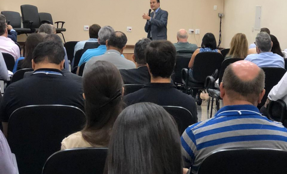 A Controladoria-Geral do Estado (CGE) promoveu capacitação sobre a modalidade de licitação que começa a ser adotada pelo Paraná, principalmente para obras públicas. O auditor do Tribunal de Contas da União (TCU) Claudio Sarian explicou o Regime Diferenciado de Contratações Públicas e destacou que este permite melhor planejamento de gastos e restrição à quantidade de aditivos. fOTO: dIVULGAÇÃO/CGE