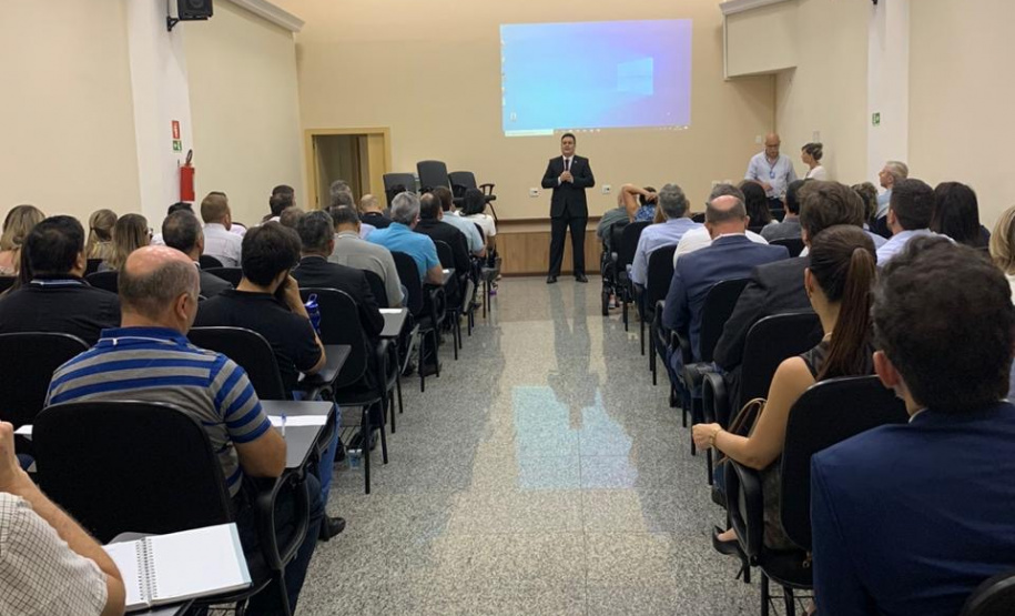 A Controladoria-Geral do Estado (CGE) promoveu capacitação sobre a modalidade de licitação que começa a ser adotada pelo Paraná, principalmente para obras públicas. O auditor do Tribunal de Contas da União (TCU) Claudio Sarian explicou o Regime Diferenciado de Contratações Públicas e destacou que este permite melhor planejamento de gastos e restrição à quantidade de aditivos. fOTO: dIVULGAÇÃO/CGE