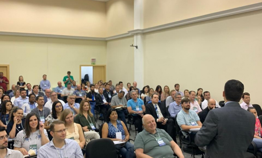 A Controladoria-Geral do Estado (CGE) promoveu capacitação sobre a modalidade de licitação que começa a ser adotada pelo Paraná, principalmente para obras públicas. O auditor do Tribunal de Contas da União (TCU) Claudio Sarian explicou o Regime Diferenciado de Contratações Públicas e destacou que este permite melhor planejamento de gastos e restrição à quantidade de aditivos. fOTO: dIVULGAÇÃO/CGE