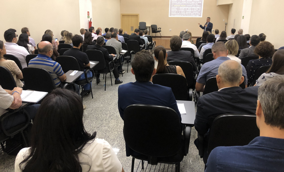 A Controladoria-Geral do Estado (CGE) promoveu capacitação sobre a modalidade de licitação que começa a ser adotada pelo Paraná, principalmente para obras públicas. O auditor do Tribunal de Contas da União (TCU) Claudio Sarian explicou o Regime Diferenciado de Contratações Públicas e destacou que este permite melhor planejamento de gastos e restrição à quantidade de aditivos. fOTO: dIVULGAÇÃO/CGE