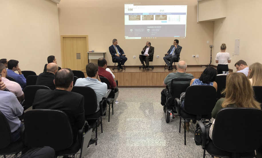 A Controladoria-Geral do Estado (CGE) promoveu capacitação sobre a modalidade de licitação que começa a ser adotada pelo Paraná, principalmente para obras públicas. O auditor do Tribunal de Contas da União (TCU) Claudio Sarian explicou o Regime Diferenciado de Contratações Públicas e destacou que este permite melhor planejamento de gastos e restrição à quantidade de aditivos. fOTO: dIVULGAÇÃO/CGE