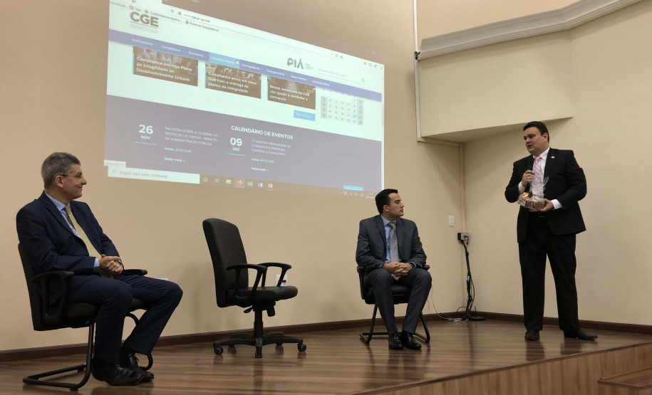 A Controladoria-Geral do Estado (CGE) promoveu capacitação sobre a modalidade de licitação que começa a ser adotada pelo Paraná, principalmente para obras públicas. O auditor do Tribunal de Contas da União (TCU) Claudio Sarian explicou o Regime Diferenciado de Contratações Públicas e destacou que este permite melhor planejamento de gastos e restrição à quantidade de aditivos. fOTO: dIVULGAÇÃO/CGE