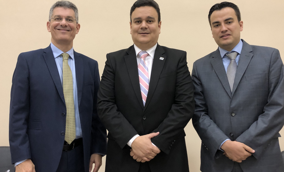 A Controladoria-Geral do Estado (CGE) promoveu capacitação sobre a modalidade de licitação que começa a ser adotada pelo Paraná, principalmente para obras públicas. O auditor do Tribunal de Contas da União (TCU) Claudio Sarian explicou o Regime Diferenciado de Contratações Públicas e destacou que este permite melhor planejamento de gastos e restrição à quantidade de aditivos. fOTO: dIVULGAÇÃO/CGE