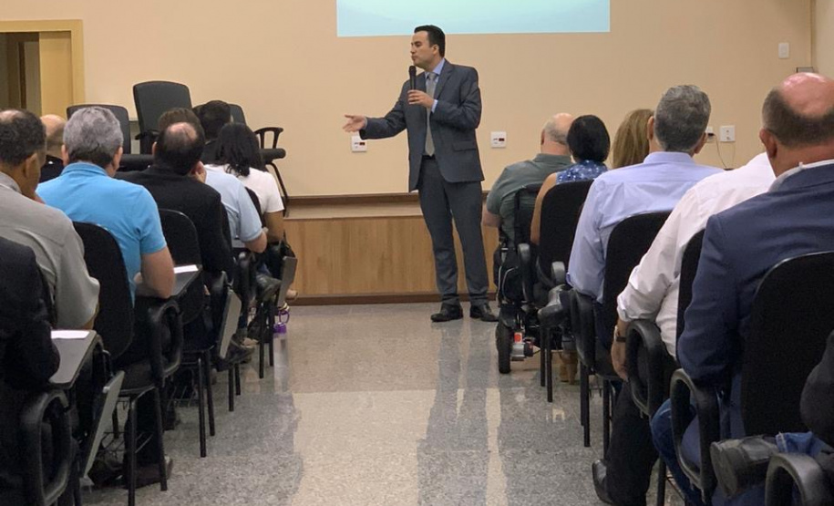 A Controladoria-Geral do Estado (CGE) promoveu capacitação sobre a modalidade de licitação que começa a ser adotada pelo Paraná, principalmente para obras públicas. O auditor do Tribunal de Contas da União (TCU) Claudio Sarian explicou o Regime Diferenciado de Contratações Públicas e destacou que este permite melhor planejamento de gastos e restrição à quantidade de aditivos. fOTO: dIVULGAÇÃO/CGE