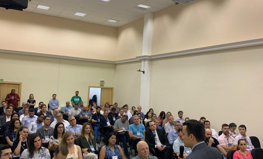 A Controladoria-Geral do Estado (CGE) promoveu capacitação sobre a modalidade de licitação que começa a ser adotada pelo Paraná, principalmente para obras públicas. O auditor do Tribunal de Contas da União (TCU) Claudio Sarian explicou o Regime Diferenciado de Contratações Públicas e destacou que este permite melhor planejamento de gastos e restrição à quantidade de aditivos. fOTO: dIVULGAÇÃO/CGE