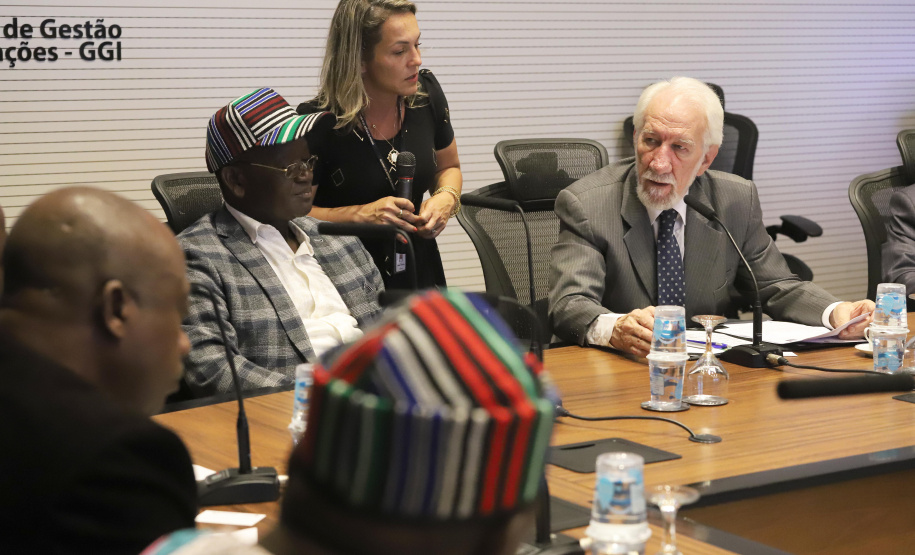 O vice-governador Darci Piana recebe o governador de Benue, Ortom Samuel Ioraer. Presentes: Orbunde Terwase cefe da Casa Civi; Ijir Timothy Aondona secretário de Agricultura e Recursos Naturais; Oyiwona Godwin Emmanuel Secretário de Ciência, Tecnologia e Energia; Akase Terver, Secretário Chefe de Imprensa; Kwaghngu Abrahams, Assessor Especial de Tarefas; Ubwa Paul Oorkuma, presidente da Câmara do Comércio do Estado de Benue.Curitiba, 27-11-19.Foto: Arnaldo Alves / AEN.