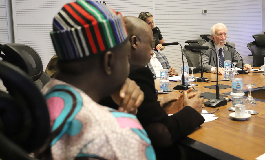 O vice-governador Darci Piana recebe o governador de Benue, Ortom Samuel Ioraer. Presentes: Orbunde Terwase cefe da Casa Civi; Ijir Timothy Aondona secretário de Agricultura e Recursos Naturais; Oyiwona Godwin Emmanuel Secretário de Ciência, Tecnologia e Energia; Akase Terver, Secretário Chefe de Imprensa; Kwaghngu Abrahams, Assessor Especial de Tarefas; Ubwa Paul Oorkuma, presidente da Câmara do Comércio do Estado de Benue.Curitiba, 27-11-19.Foto: Arnaldo Alves / AEN.