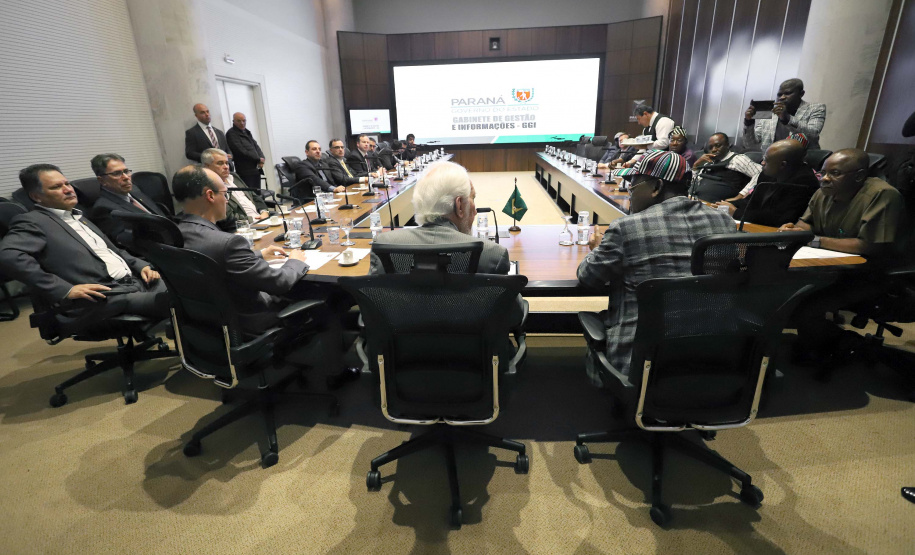 O vice-governador Darci Piana recebe o governador de Benue, Ortom Samuel Ioraer. Presentes: Orbunde Terwase cefe da Casa Civi; Ijir Timothy Aondona secretário de Agricultura e Recursos Naturais; Oyiwona Godwin Emmanuel Secretário de Ciência, Tecnologia e Energia; Akase Terver, Secretário Chefe de Imprensa; Kwaghngu Abrahams, Assessor Especial de Tarefas; Ubwa Paul Oorkuma, presidente da Câmara do Comércio do Estado de Benue.Curitiba, 27-11-19.Foto: Arnaldo Alves / AEN.