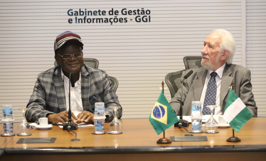 O vice-governador Darci Piana recebe o governador de Benue, Ortom Samuel Ioraer. Presentes: Orbunde Terwase cefe da Casa Civi; Ijir Timothy Aondona secretário de Agricultura e Recursos Naturais; Oyiwona Godwin Emmanuel Secretário de Ciência, Tecnologia e Energia; Akase Terver, Secretário Chefe de Imprensa; Kwaghngu Abrahams, Assessor Especial de Tarefas; Ubwa Paul Oorkuma, presidente da Câmara do Comércio do Estado de Benue.Curitiba, 27-11-19.Foto: Arnaldo Alves / AEN.