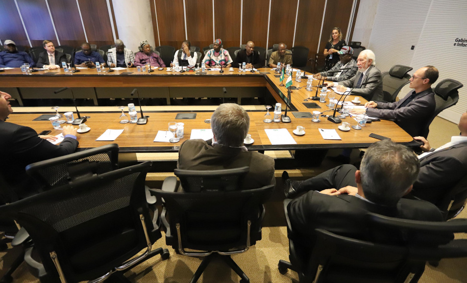 O vice-governador Darci Piana recebe o governador de Benue, Ortom Samuel Ioraer. Presentes: Orbunde Terwase cefe da Casa Civi; Ijir Timothy Aondona secretário de Agricultura e Recursos Naturais; Oyiwona Godwin Emmanuel Secretário de Ciência, Tecnologia e Energia; Akase Terver, Secretário Chefe de Imprensa; Kwaghngu Abrahams, Assessor Especial de Tarefas; Ubwa Paul Oorkuma, presidente da Câmara do Comércio do Estado de Benue.Curitiba, 27-11-19.Foto: Arnaldo Alves / AEN.