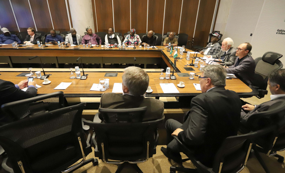 O vice-governador Darci Piana recebe o governador de Benue, Ortom Samuel Ioraer. Presentes: Orbunde Terwase cefe da Casa Civi; Ijir Timothy Aondona secretário de Agricultura e Recursos Naturais; Oyiwona Godwin Emmanuel Secretário de Ciência, Tecnologia e Energia; Akase Terver, Secretário Chefe de Imprensa; Kwaghngu Abrahams, Assessor Especial de Tarefas; Ubwa Paul Oorkuma, presidente da Câmara do Comércio do Estado de Benue.Curitiba, 27-11-19.Foto: Arnaldo Alves / AEN.