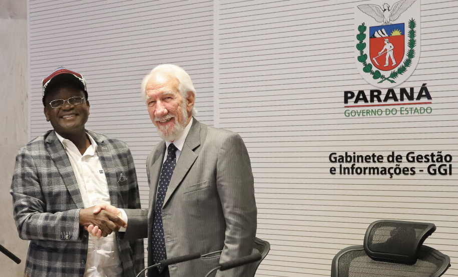 O vice-governador Darci Piana recebe o governador de Benue, Ortom Samuel Ioraer. Presentes: Orbunde Terwase cefe da Casa Civi; Ijir Timothy Aondona secretário de Agricultura e Recursos Naturais; Oyiwona Godwin Emmanuel Secretário de Ciência, Tecnologia e Energia; Akase Terver, Secretário Chefe de Imprensa; Kwaghngu Abrahams, Assessor Especial de Tarefas; Ubwa Paul Oorkuma, presidente da Câmara do Comércio do Estado de Benue.Curitiba, 27-11-19.Foto: Arnaldo Alves / AEN.