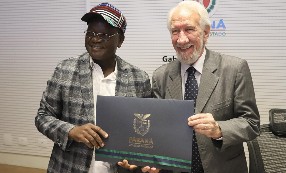 O vice-governador Darci Piana recebe o governador de Benue, Ortom Samuel Ioraer. Presentes: Orbunde Terwase cefe da Casa Civi; Ijir Timothy Aondona secretário de Agricultura e Recursos Naturais; Oyiwona Godwin Emmanuel Secretário de Ciência, Tecnologia e Energia; Akase Terver, Secretário Chefe de Imprensa; Kwaghngu Abrahams, Assessor Especial de Tarefas; Ubwa Paul Oorkuma, presidente da Câmara do Comércio do Estado de Benue.Curitiba, 27-11-19.Foto: Arnaldo Alves / AEN.