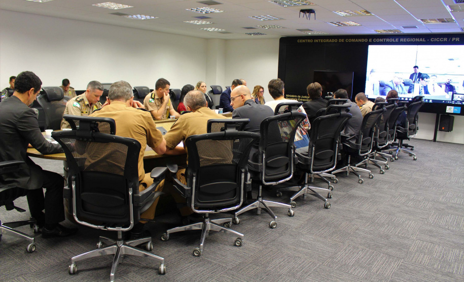 Forças policiais atuantes do projeto Em Frente Brasil, implantado em agosto deste ano no município de São José dos Pinhais, Região Metropolitana de Curitiba, participaram na manhã desta quarta-feira (27) de uma videoconferência com o ministro da Justiça e Segurança Pública, Sério Moro. A reunião ocorreu na sede da Secretaria da Segurança Pública, no bairro Centro Cívico, em Curitiba, e contou com a presença do secretário Romulo Marinho Soares. Foto: SESP