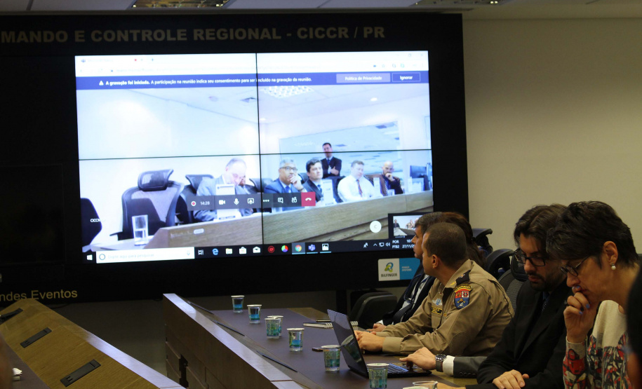 Forças policiais atuantes do projeto Em Frente Brasil, implantado em agosto deste ano no município de São José dos Pinhais, Região Metropolitana de Curitiba, participaram na manhã desta quarta-feira (27) de uma videoconferência com o ministro da Justiça e Segurança Pública, Sério Moro. A reunião ocorreu na sede da Secretaria da Segurança Pública, no bairro Centro Cívico, em Curitiba, e contou com a presença do secretário Romulo Marinho Soares. Foto: SESP