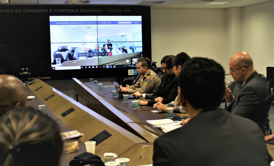 Forças policiais atuantes do projeto Em Frente Brasil, implantado em agosto deste ano no município de São José dos Pinhais, Região Metropolitana de Curitiba, participaram na manhã desta quarta-feira (27) de uma videoconferência com o ministro da Justiça e Segurança Pública, Sério Moro. A reunião ocorreu na sede da Secretaria da Segurança Pública, no bairro Centro Cívico, em Curitiba, e contou com a presença do secretário Romulo Marinho Soares. Foto: SESP