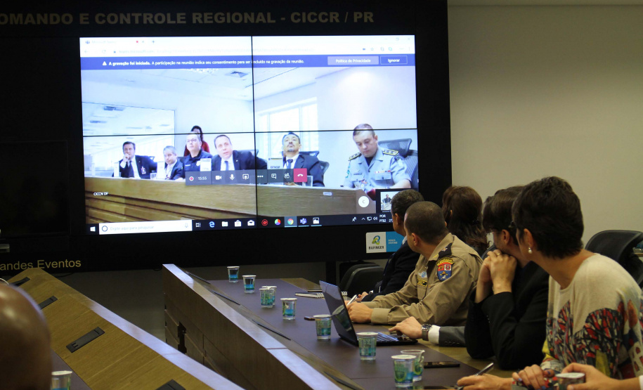 Forças policiais atuantes do projeto Em Frente Brasil, implantado em agosto deste ano no município de São José dos Pinhais, Região Metropolitana de Curitiba, participaram na manhã desta quarta-feira (27) de uma videoconferência com o ministro da Justiça e Segurança Pública, Sério Moro. A reunião ocorreu na sede da Secretaria da Segurança Pública, no bairro Centro Cívico, em Curitiba, e contou com a presença do secretário Romulo Marinho Soares. Foto: SESP